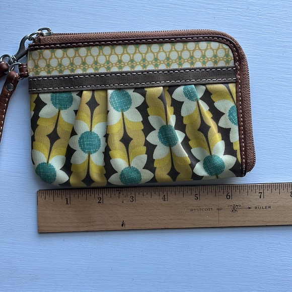 🌻 Fossil Flower Wristlet - Picture 9 of 11